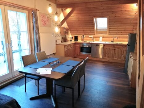 Großer und gemütlicher Wohn-Essbereich mit offener Küche