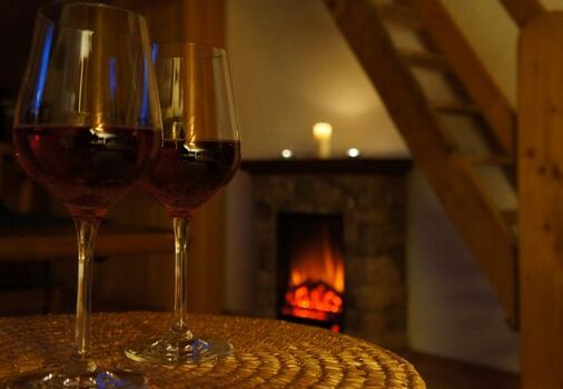 Der elektrische Kamin zaubert auch im Sommer eine schöne Stimmung