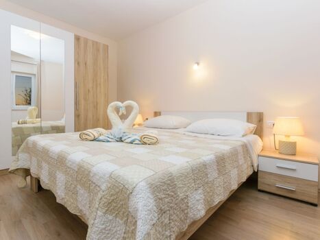 Schlafzimmer mit Doppelbett