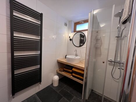 Grosse Badezimmer mit Toilette