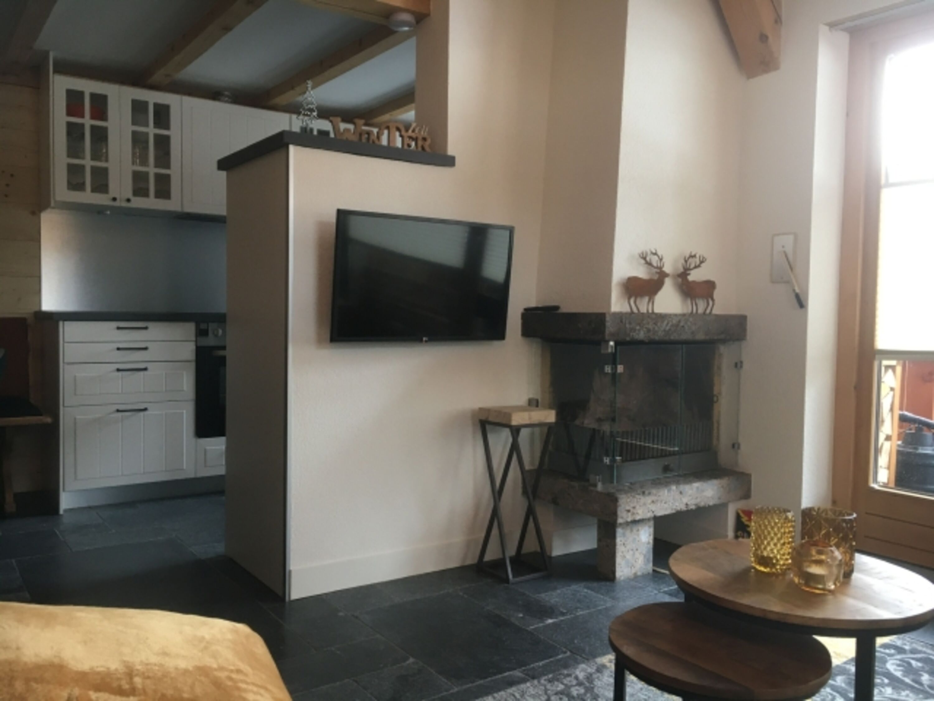 Wohnzimmer mit TV und Herd