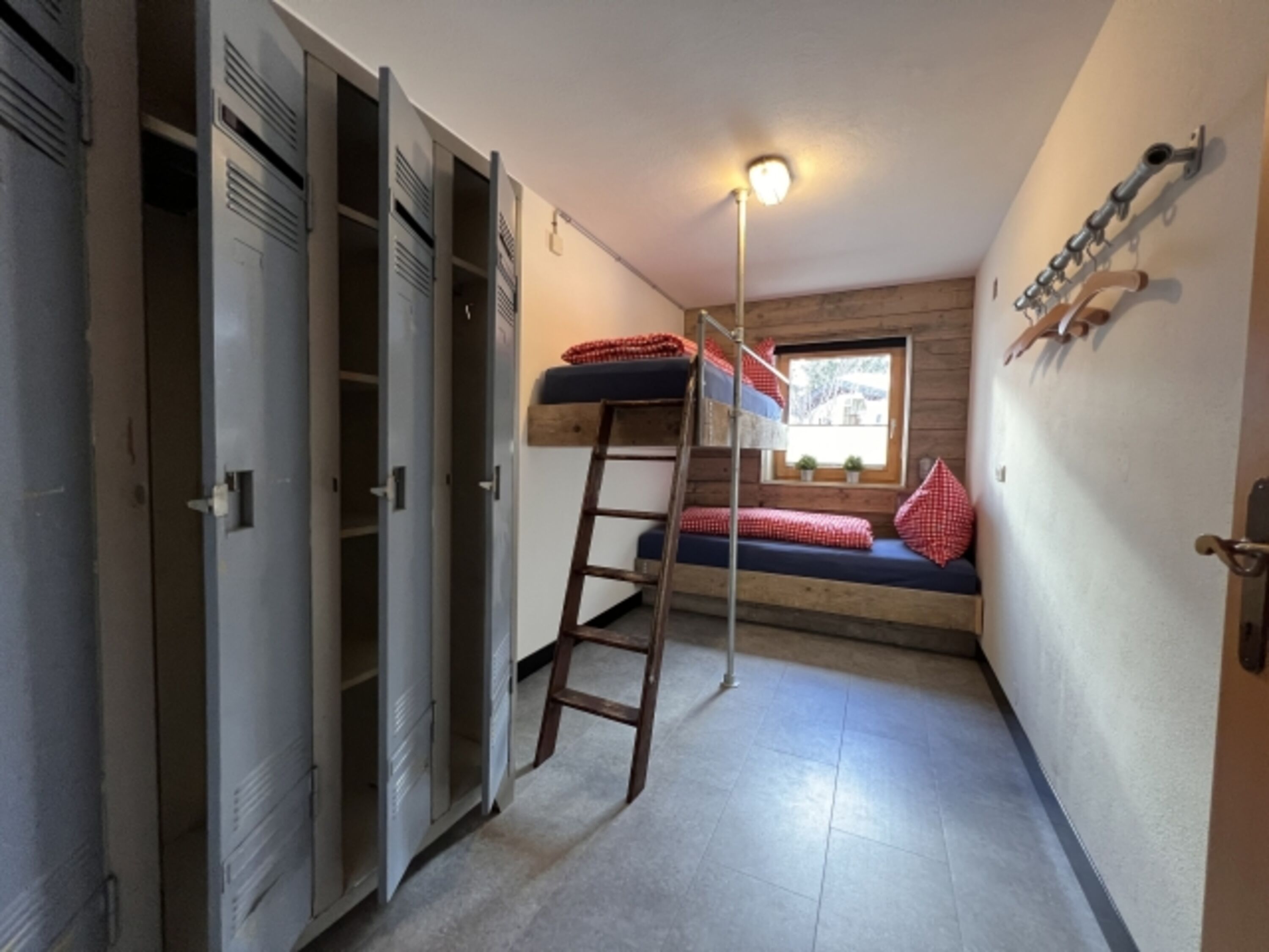 Industriele Zimmer mit Etagenbett