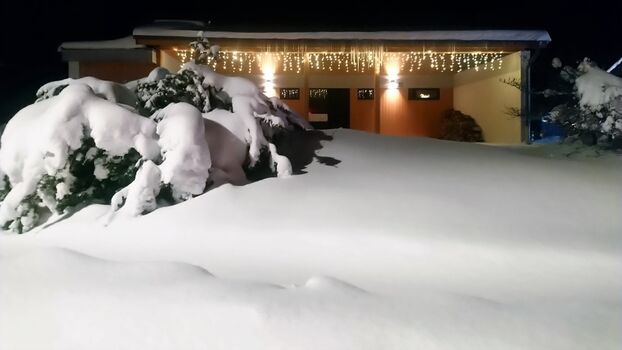 Hauseingang und Carport