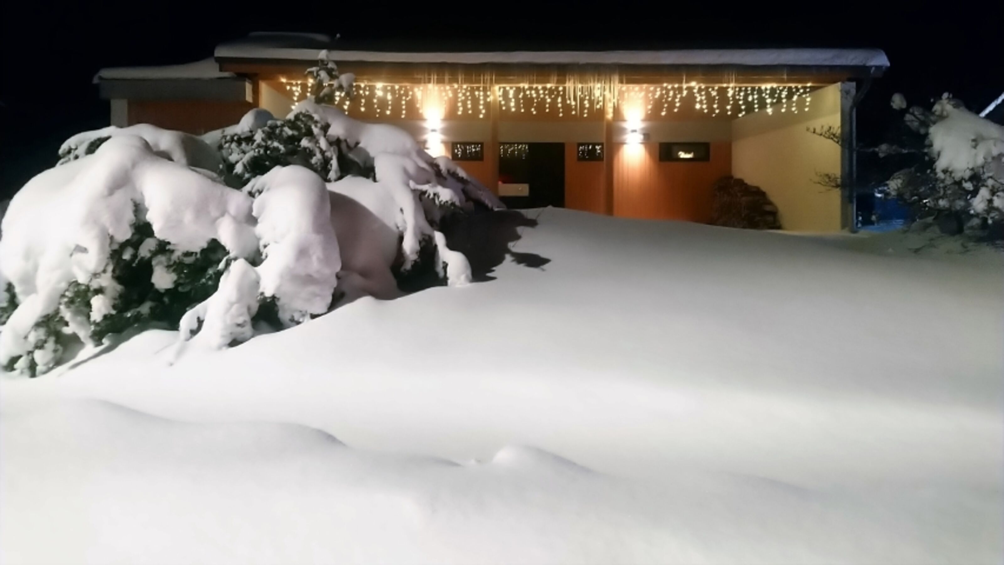 Hauseingang und Carport