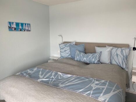 Boxspringbett in Wohn-Schlafzimmer