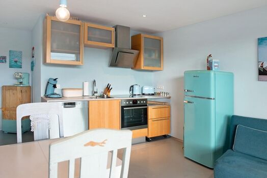 Wohnküche mit ausziehbarem Tisch und Sofa 