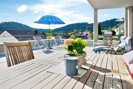 60 qm grosse teilüberdachte Terrasse mit Grill und outdoormöbel