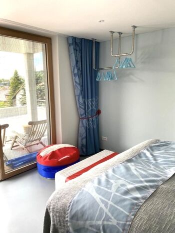 Wohn-Schlafzimmer mit Blick auf Terrasse