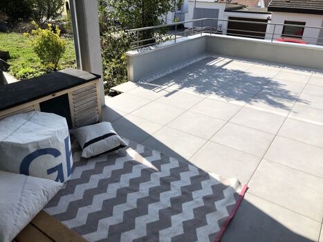 Terrasse mit Zugang zum Pool und Garten- ab Mai mit Gartentürchen