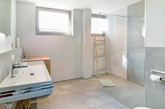 Großes Tageslichtbad mit Regendusche und Doppelwaschbecken