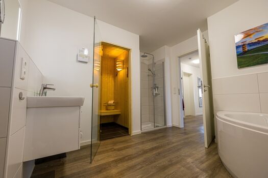 großzügiges Vollbad mit Fenster