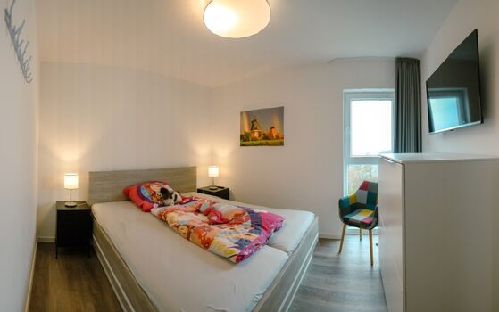 1 Schlafzimmer mit Fernseher