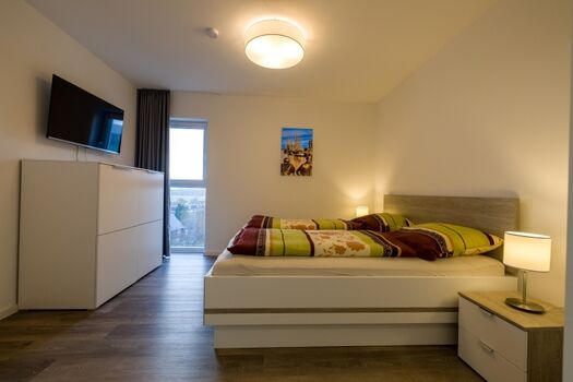 2 Schlafzimmer mit Fernseher