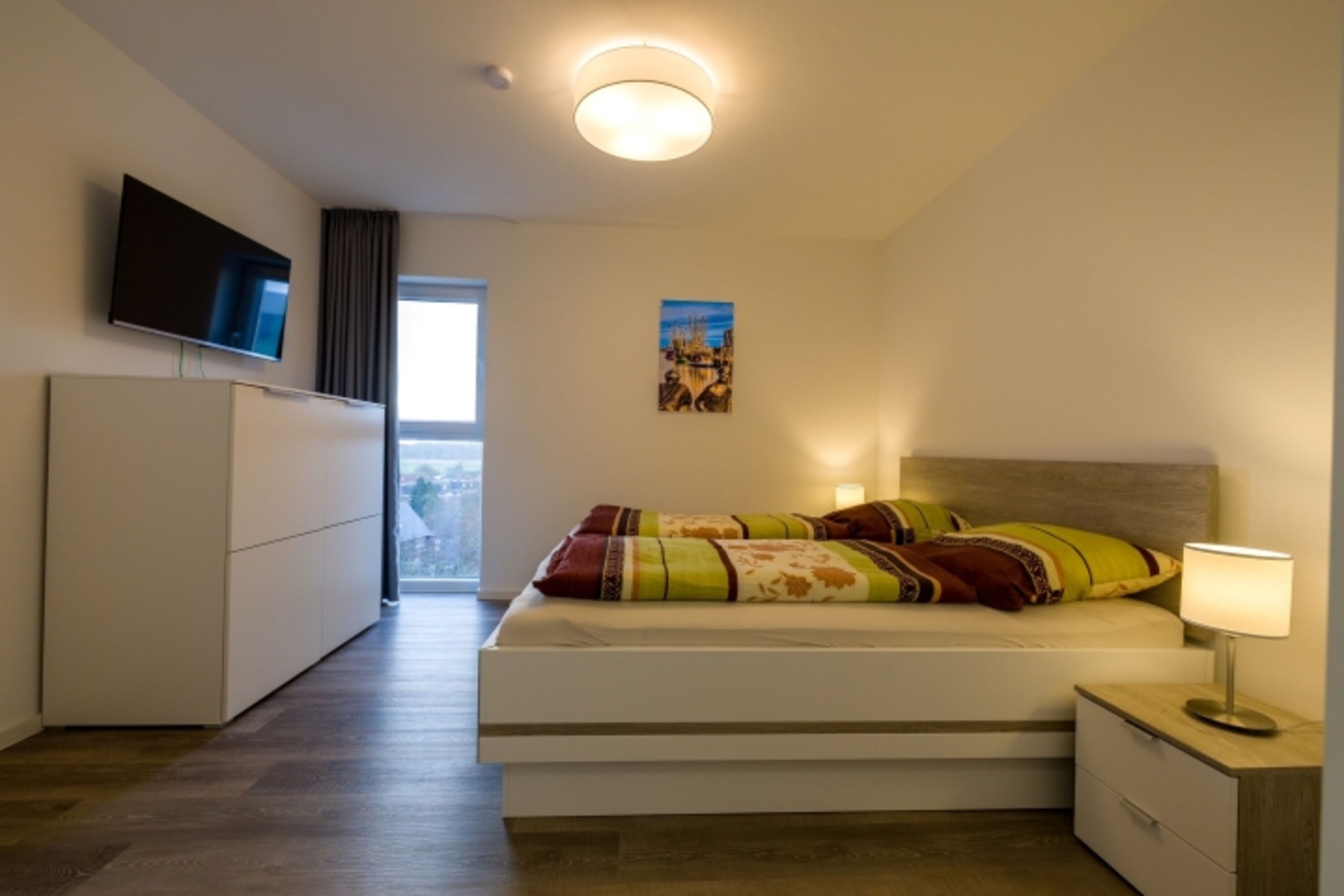 2 Schlafzimmer mit Fernseher