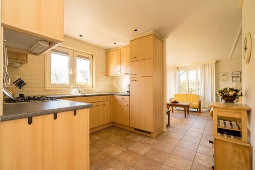 Küche mit Gasherd, Backofen und Kühlschrank