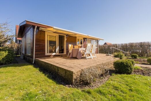 Der große, sonnige Garten mit Gartengruppe und Liegen