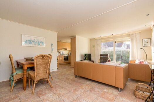 Helles Wohnzimmer mit komfortabler Sitzecke