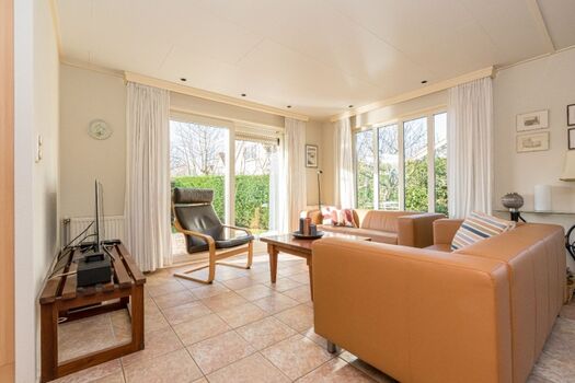 Helles Wohnzimmer mit komfortabler Sitzecke