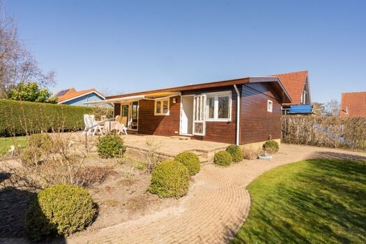 Der große, sonnige Garten mit Gartengruppe und Liegen