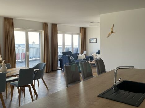 Blick von der Küche in den Wohn-Essbereich