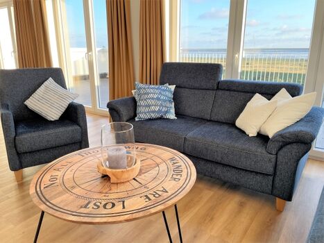 gemütliche Sofaecke mit Kaminofen und Meerblick