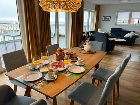 geselliger Essbereich mit Meerblick