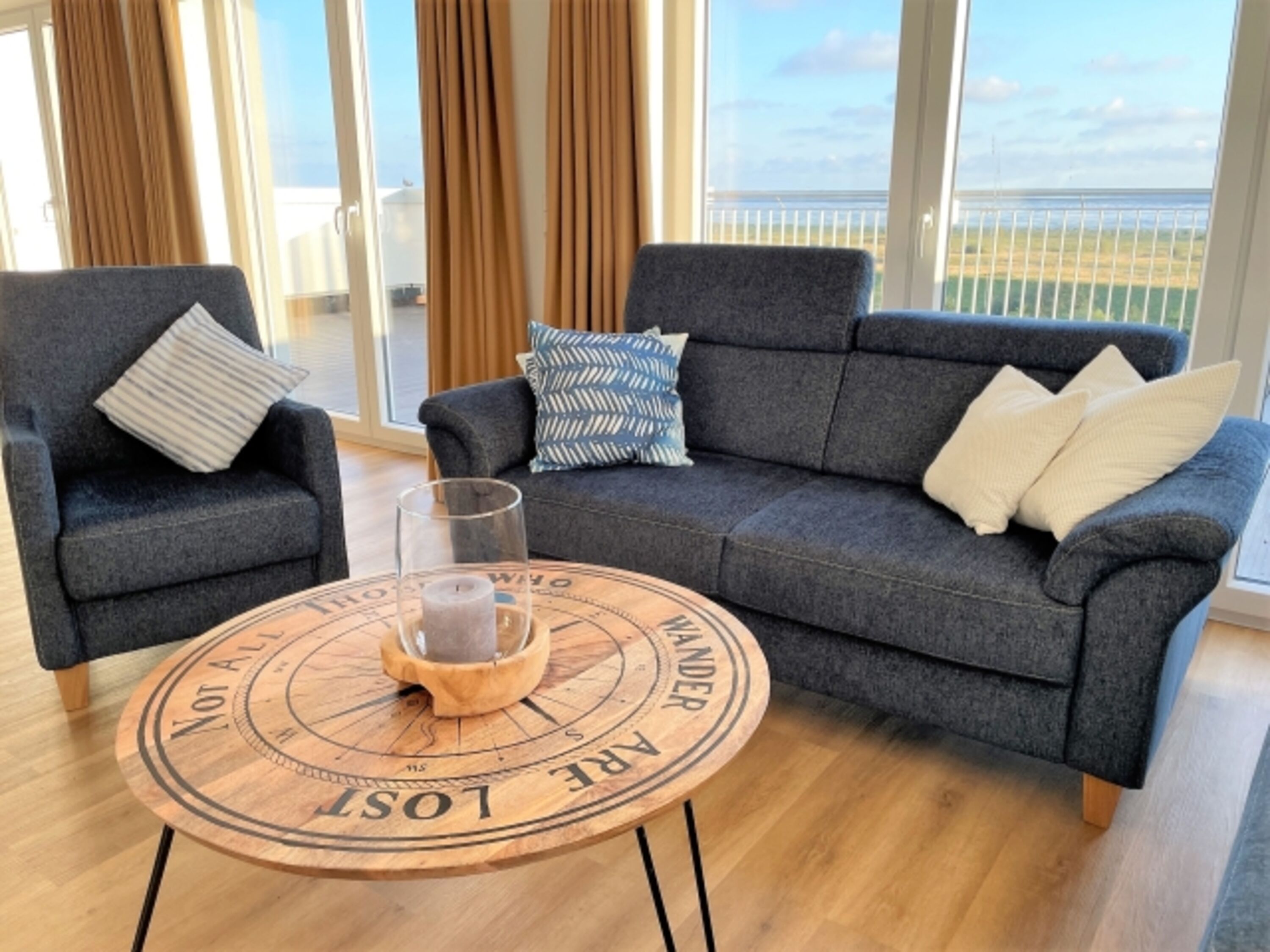 gemütliche Sofaecke mit Kaminofen und Meerblick