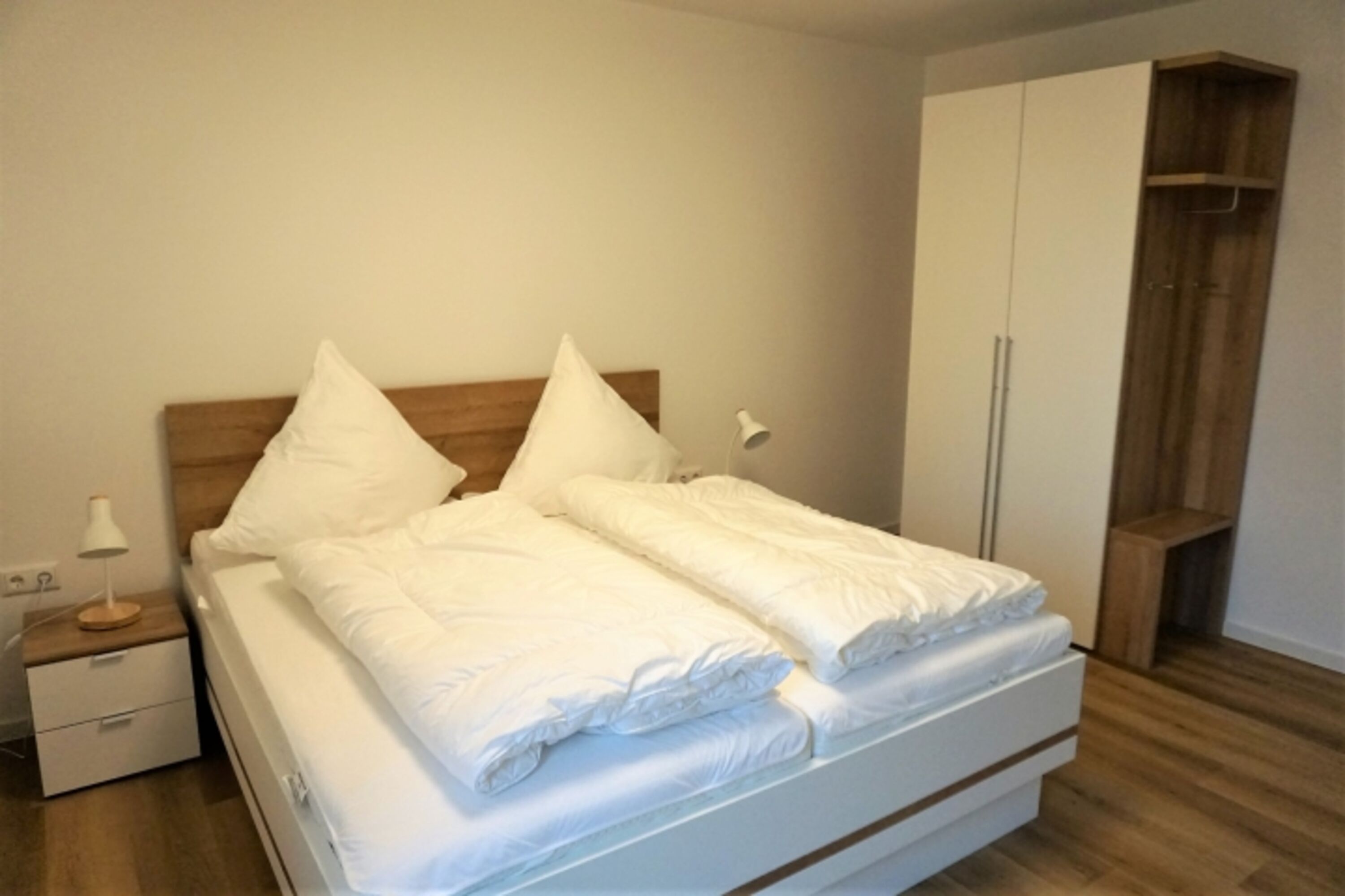 und Kleiderschrank