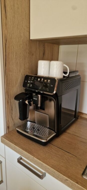 Küche mit Kaffeevollautomat