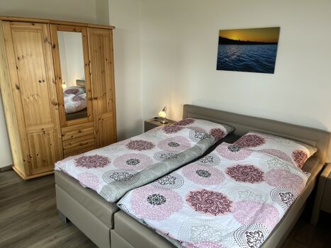 Schlafzimmer 1 mit Kinderbett