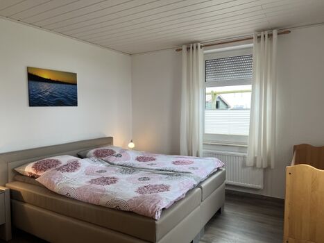 Schlafzimmer 1 mit Kinderbett