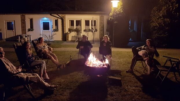 Lagerfeuer mit Gästen