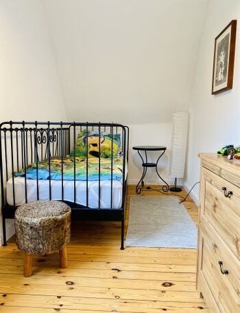 Kinderzimmer mit zwei Betten