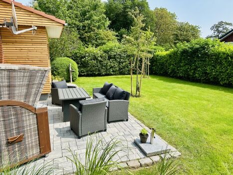 große Terrasse mit Strandkorb und Lounge