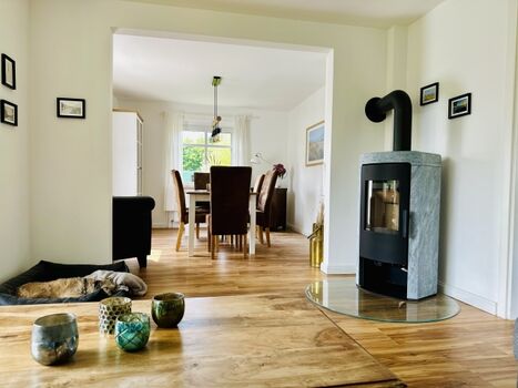 Wohn- und Essbereich mit Kaminofen