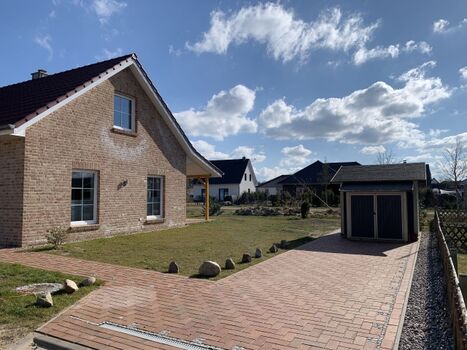 Parkplatz mit Gartenhaus