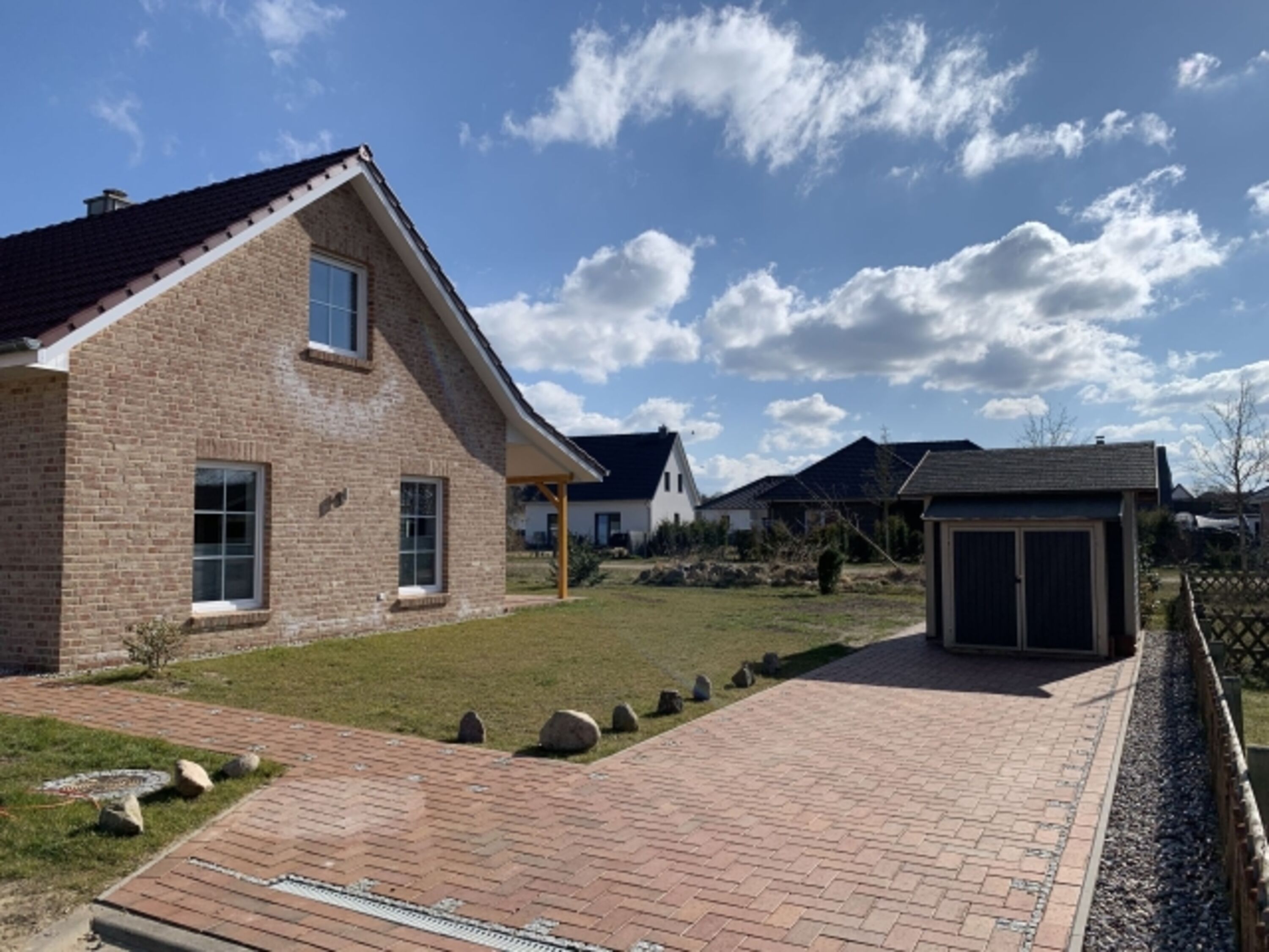 Parkplatz mit Gartenhaus