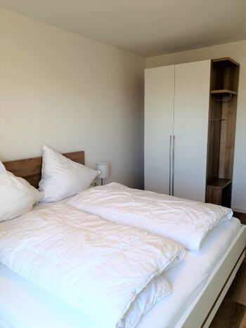 1. Schlafzimmer mit Fernseher