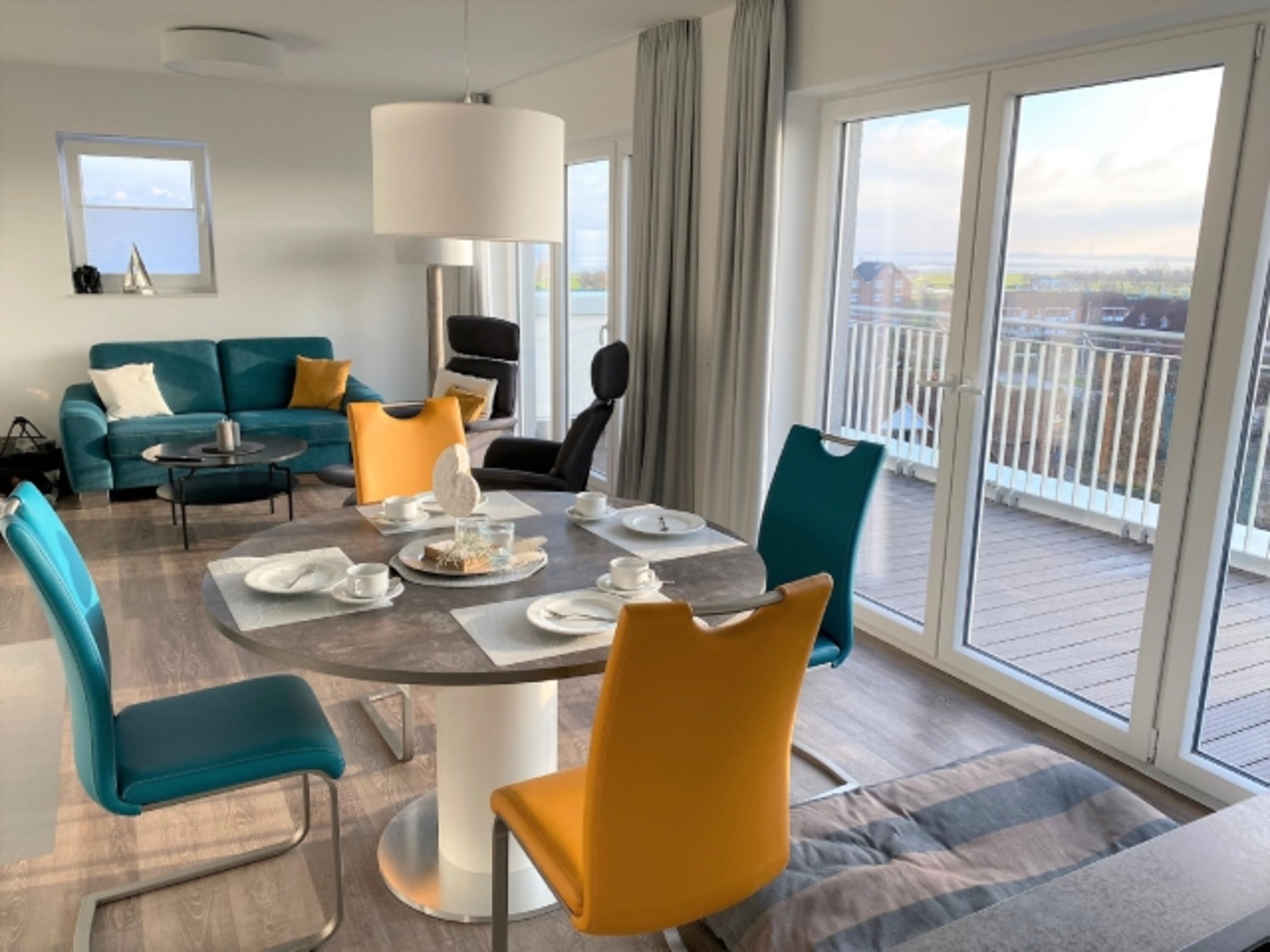 offener Wohnbereich mit großer Terrasse