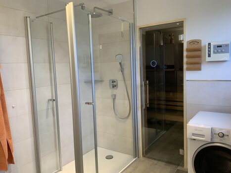 mit großer bodenebener Dusche