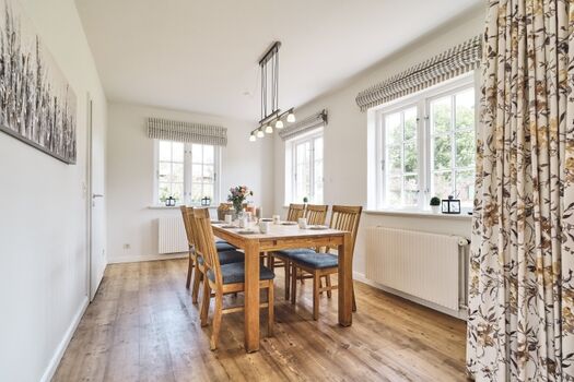 Platz für Alle am großen Esstisch