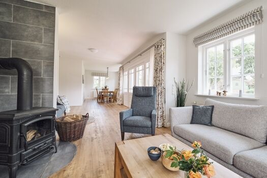 Großzügiger Wohn-/Essbereich mit Terrassenzugang