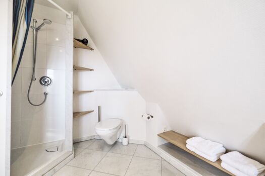 Badezimmer mit Fußbodenheizung im Obergeschoss