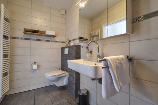 Badezimmer mit Fußbodenheizung im Erdgeschoss