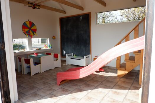 Spielhaus mit Rutsche, Maltisch und diversen Spielsachen