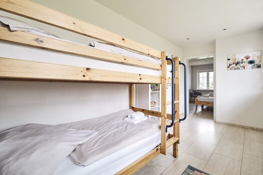 Durchgang vom Kinderzimmer ins Schlafzimmer 2 (mit Tür!)