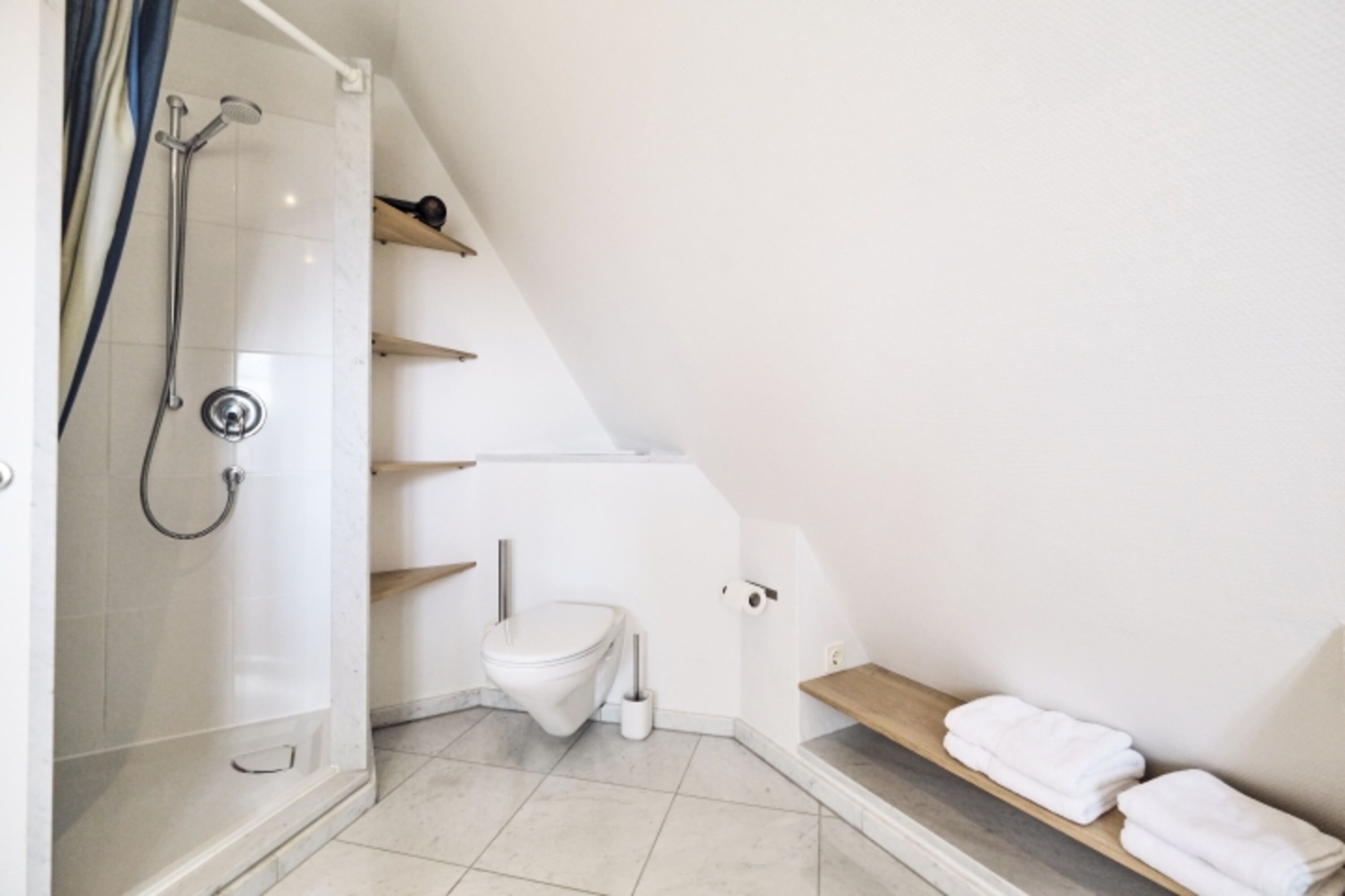 Badezimmer mit Fußbodenheizung im Obergeschoss