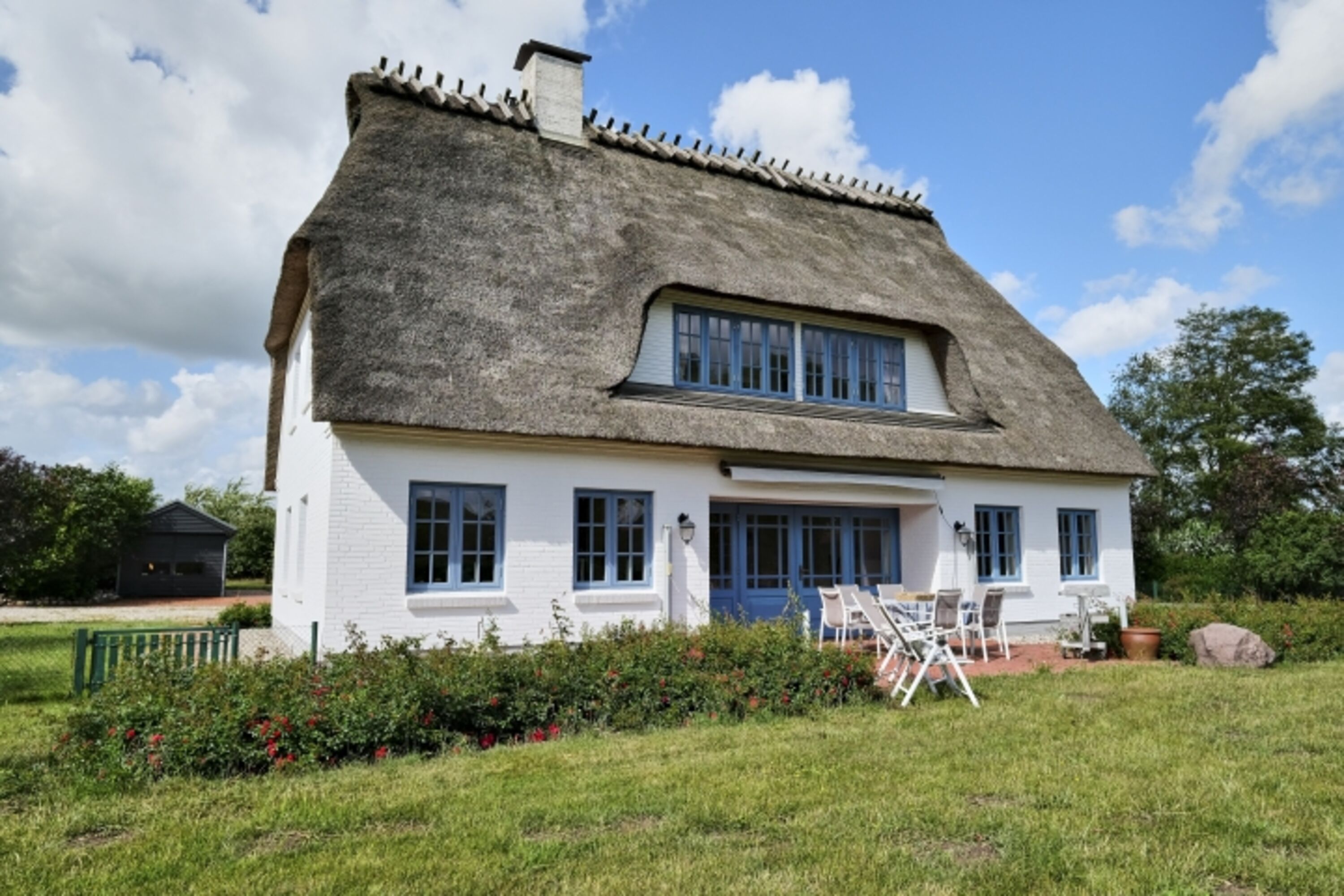Hausansicht mit großem Garten und Südterrasse