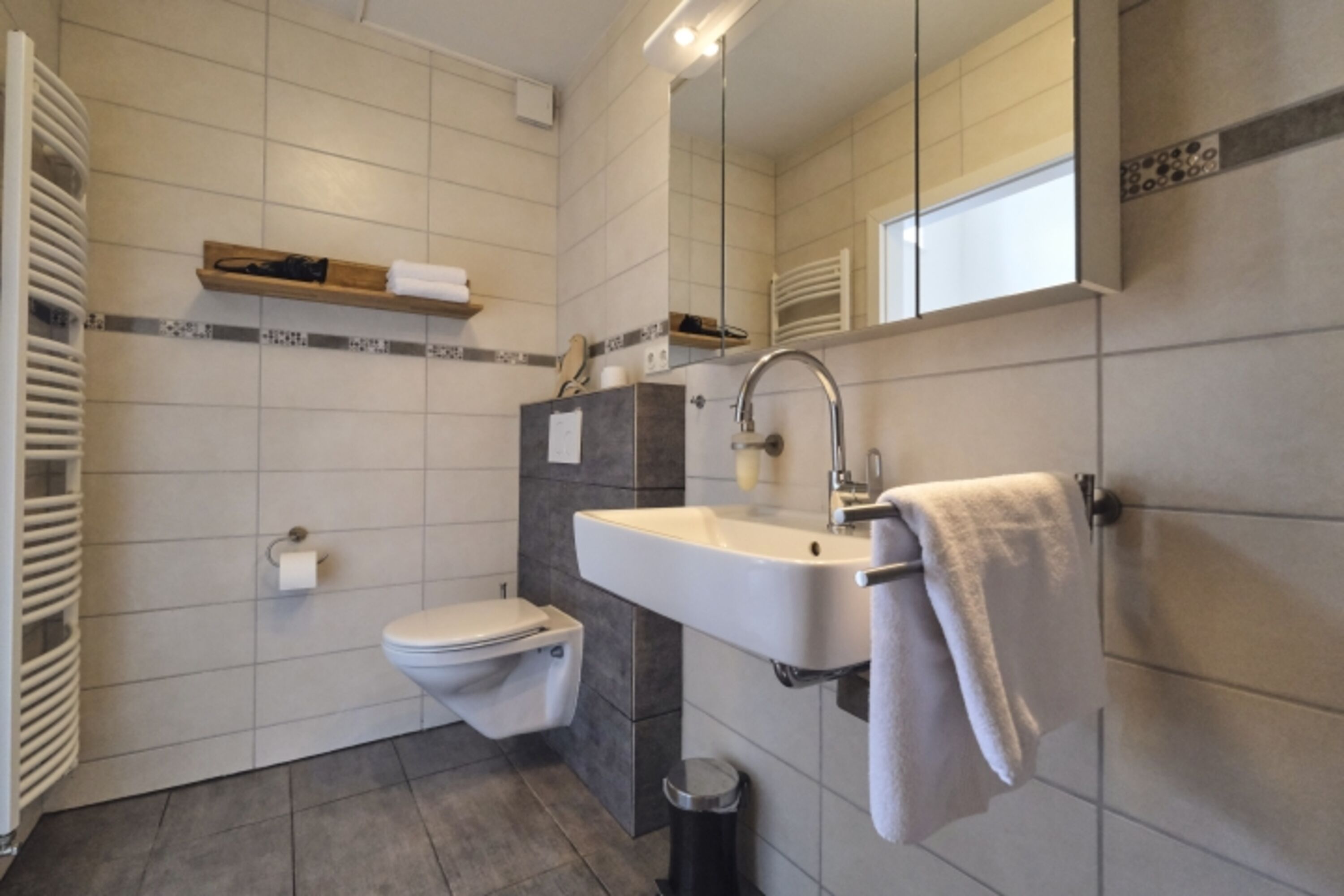 Badezimmer mit Fußbodenheizung im Erdgeschoss