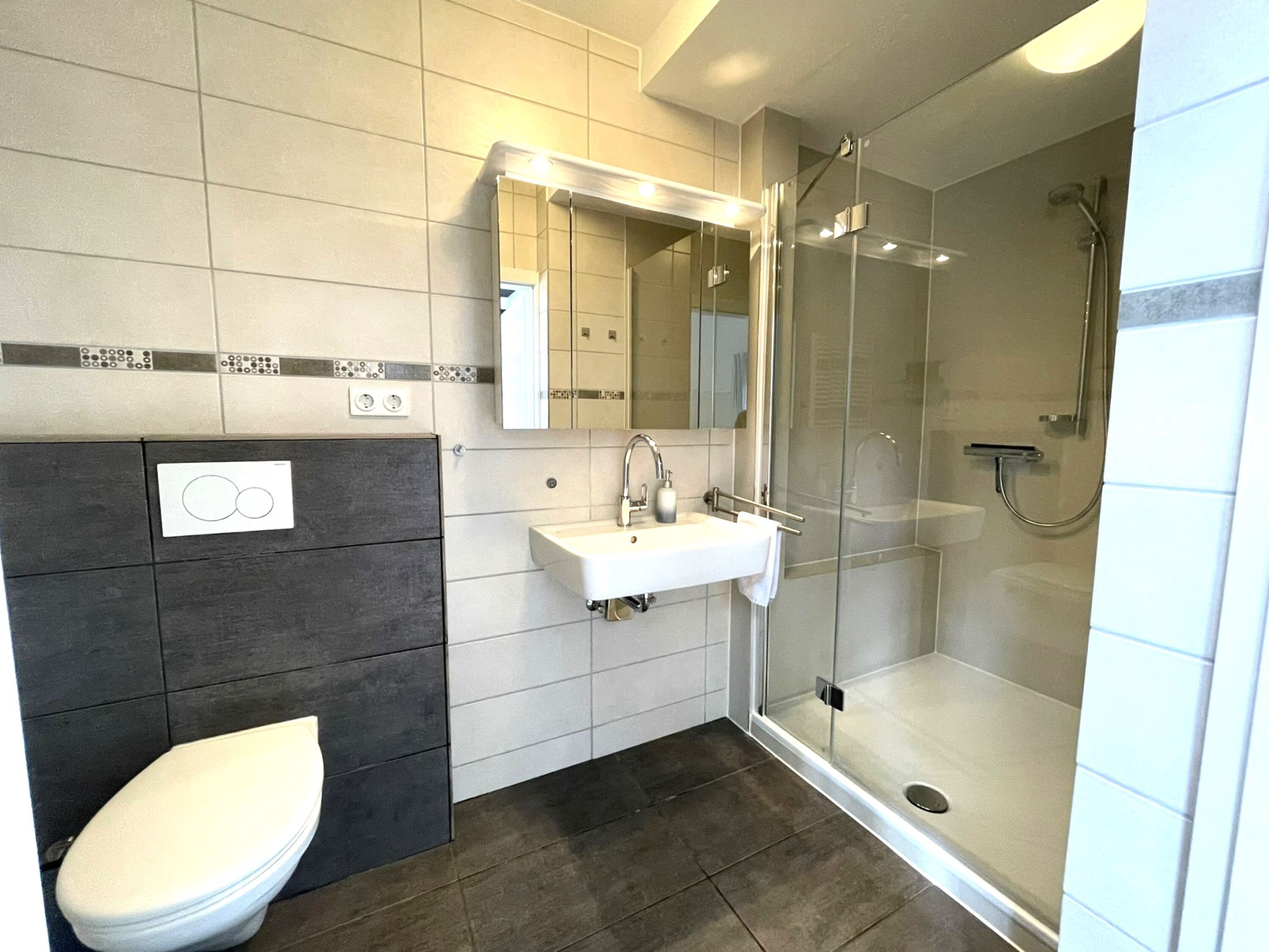 Badezimmer im EG mit großer Dusche